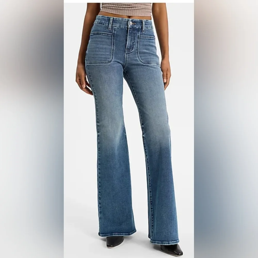 Express Women's Mid Rise Medium Wash FlexX '70s Flare Jeans - Picture 1 of 15